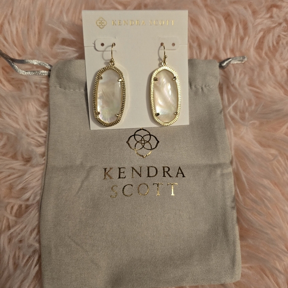 Kendra Scott Elle Gold Drop Earrings in Ivory Pearl. - Picture 12 of 14